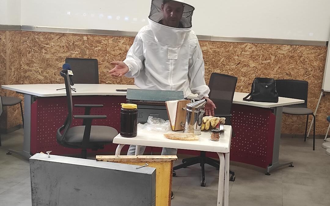 ANIMALES EN PELIGRO: el mundo de las abejas, con el apicultor José Luis: ESCUCHA EN MENUDA VOZ